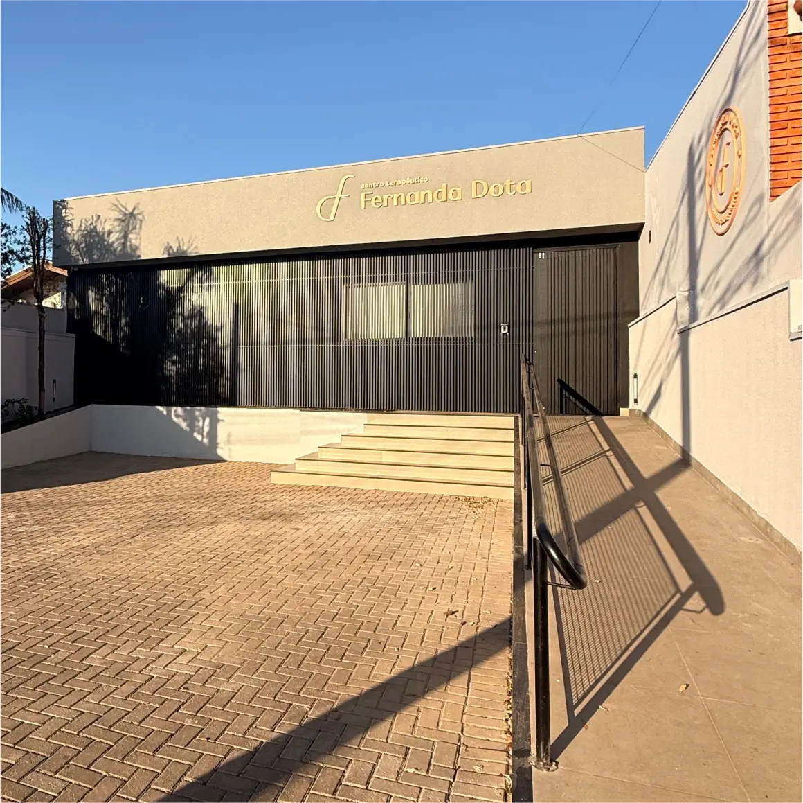 Fachada moderna do Centro Terapêutico Fernanda Dota com arquitetura acolhedora e paisagismo